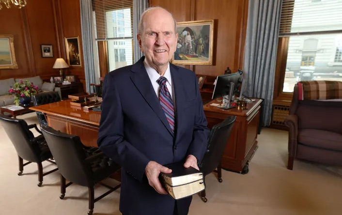 Presidente Russell M. Nelson, de A Igreja de Jesus Cristo dos Santos dos Últimos Dias, posa para uma foto em seu escritório, no Edifício Administrativo da Igreja em Salt Lake City na quarta-feira, 13 de abril de 2022. Jeffrey D. Allred, Deseret News