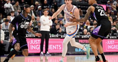 O ex-jogador da Universidade de Utah e atual pivô do Oklahoma City Thunder, Branden Carlson (15), durante um jogo entre o Utah Jazz e o Thunder realizado no Delta Center, em Salt Lake City, na sexta-feira, 21 de fevereiro de 2025. O time de Oklahoma venceu de 130 a 107. Scott G Winterton, Deseret News