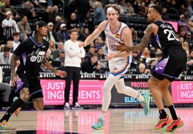 O ex-jogador da Universidade de Utah e atual pivô do Oklahoma City Thunder, Branden Carlson (15), durante um jogo entre o Utah Jazz e o Thunder realizado no Delta Center, em Salt Lake City, na sexta-feira, 21 de fevereiro de 2025. O time de Oklahoma venceu de 130 a 107. Scott G Winterton, Deseret News