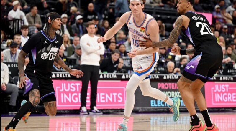 O ex-jogador da Universidade de Utah e atual pivô do Oklahoma City Thunder, Branden Carlson (15), durante um jogo entre o Utah Jazz e o Thunder realizado no Delta Center, em Salt Lake City, na sexta-feira, 21 de fevereiro de 2025. O time de Oklahoma venceu de 130 a 107. Scott G Winterton, Deseret News