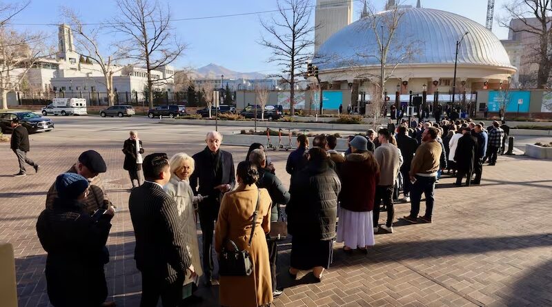 Pessoas esperam em fila pelo funeral do falecido Presidente Jeffrey R. Holland, Presidente do Quórum dos Doze Apóstolos de A Igreja de Jesus Cristo dos Santos dos Últimos Dias, no Tabernáculo de Salt Lake na Praça do Templo, em Salt Lake City, na quarta-feira, 31 de dezembro de 2025. Jeffrey D. Allred, for the Deseret News