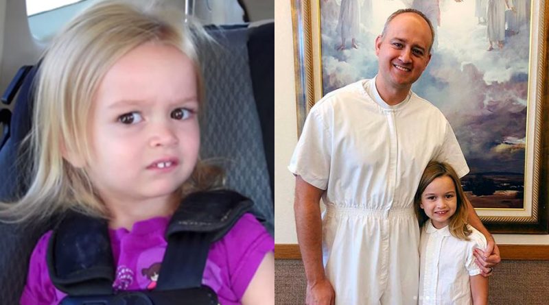 Chloe, a menininha famosa por seus memes no mundo todo, foi batizada na Igreja