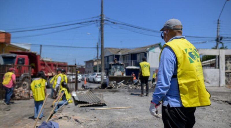 Centenas de voluntários no Chile prestam ajuda às vítimas de incêndios florestais