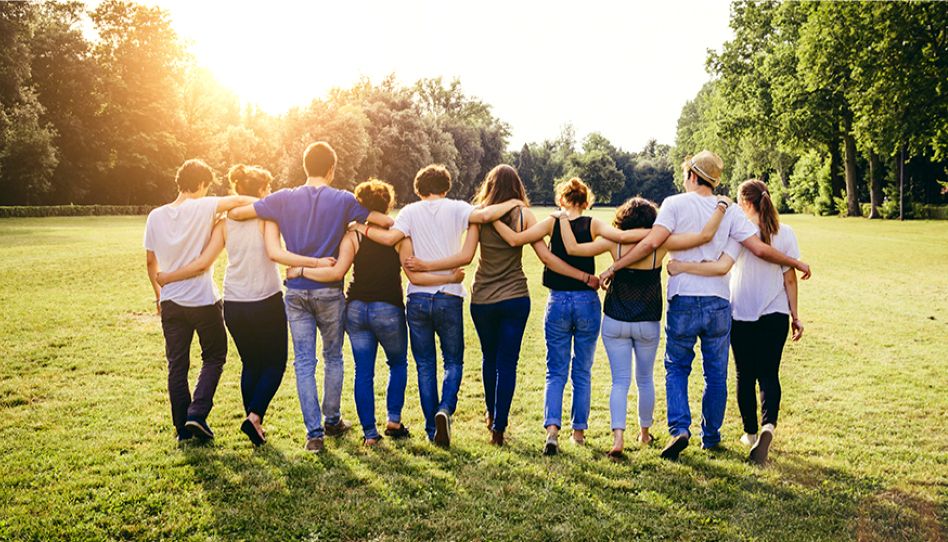 Grupo de amigos abraçados.